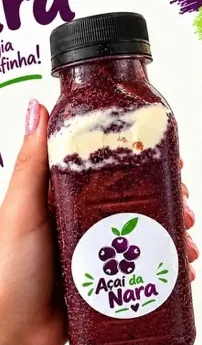 Garrafinha de açaí apresentada no cardápio da Nara